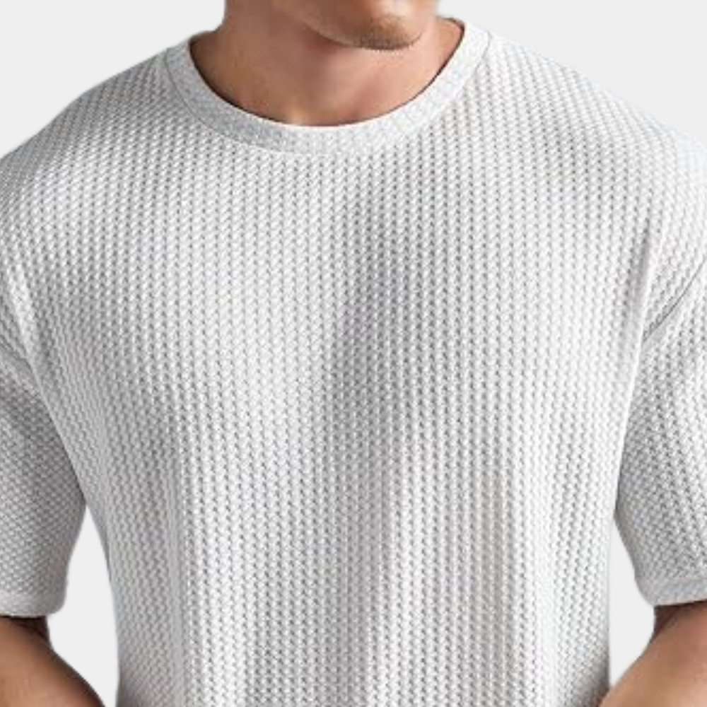 Witte gebreide trui voor heren, korte mouwen, textuurpatroon, casual stijl, comfortabele pasvorm, modieuze herenkleding, trendy design.
