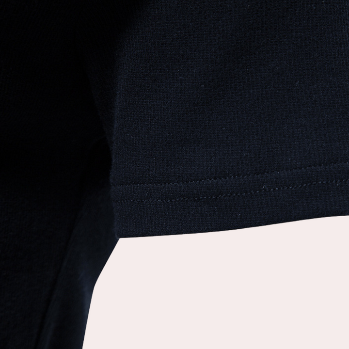 Zwarte katoenen T-shirt mouw, close-up. Hoogwaardige stof, casual kleding, comfortabele pasvorm. Perfect voor dagelijks gebruik en modebewuste stijlen.