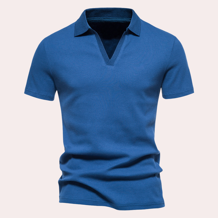 Blauwe herenpolo met korte mouwen, V-hals en klassieke kraag. Perfect voor casual en zakelijke outfits. Hoogwaardige katoenen stof.