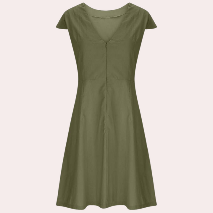 Olijfgroene damesjurk met V-hals en korte mouwen, Henka model. Perfect voor casual en formele gelegenheden. Comfortabele pasvorm, modieuze stijl.