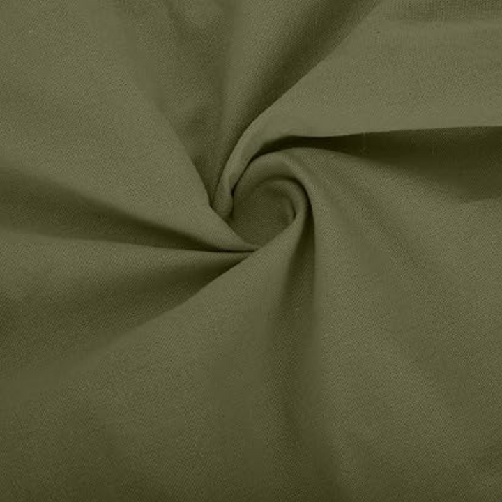 Olijfgroene katoenen stof, gedraaid in een spiraalpatroon. Ideaal voor kleding, naaiprojecten en interieurdecoratie. Hoogwaardige textielkwaliteit.