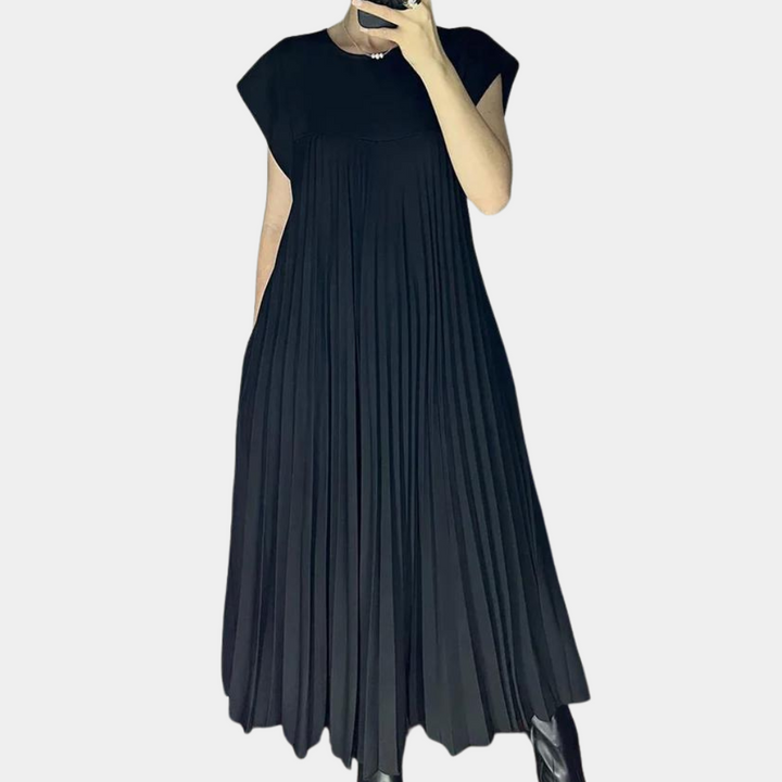 Zwarte geplooide midi-jurk met korte mouwen, elegante avondjurk, modieuze dameskleding, geschikt voor formele gelegenheden.
