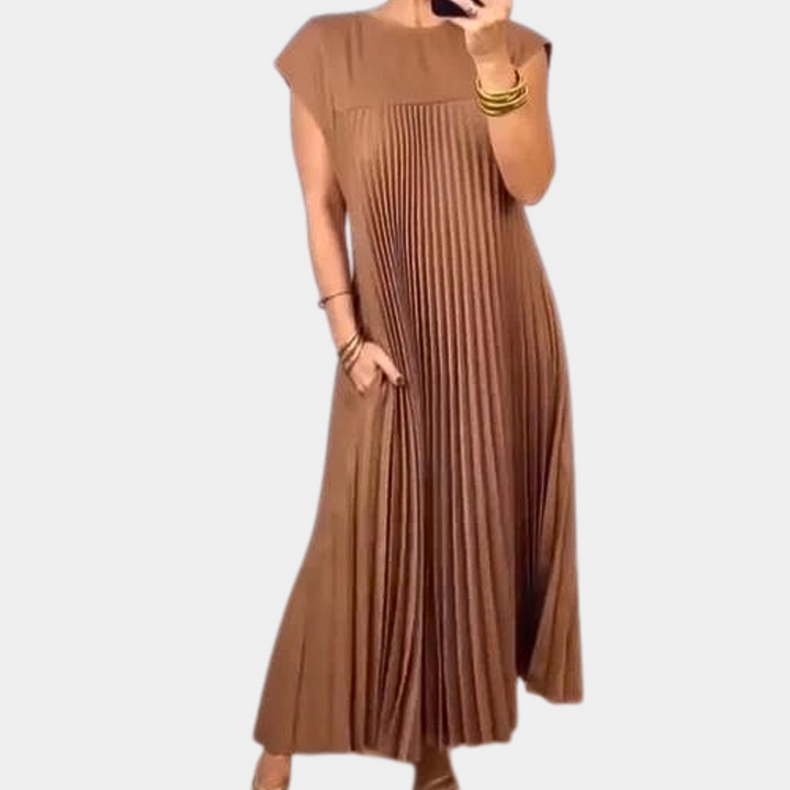 Bruine geplooide maxi-jurk, mouwloos, elegante damesmode, perfect voor zomer en casual gelegenheden. Comfortabele pasvorm, trendy design.