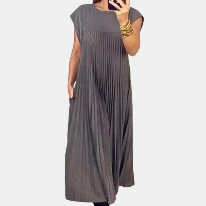 Grijze geplooide maxi-jurk met korte mouwen, casual stijl, damesmode, comfortabele pasvorm, ideaal voor dagelijks gebruik en zomerse gelegenheden.