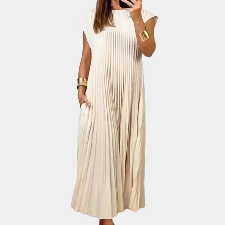 Witte geplooide maxi-jurk met mouwloze pasvorm, ideaal voor zomerse gelegenheden. Stijlvol en elegant design, perfect voor casual en formele evenementen.