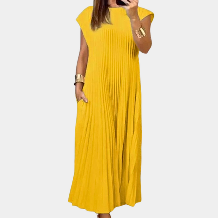 Gele geplooide maxi-jurk met korte mouwen, casual damesmode, zomerjurk, comfortabele pasvorm, trendy kleding, perfect voor warme dagen.