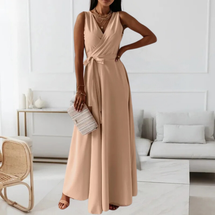 Elegante khaki maxi-jurk met V-hals en tailleband, perfect voor zomerse evenementen. Stijlvolle damesmode, ideaal voor casual en formele gelegenheden.