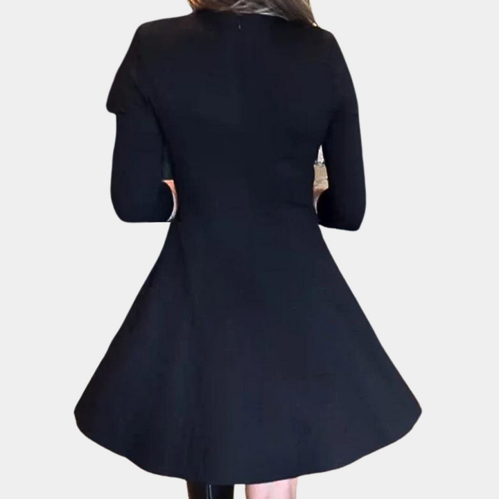 Zwarte damesjurk met lange mouwen en uitlopende rok, elegante avondkleding, achteraanzicht. Perfect voor formele gelegenheden.