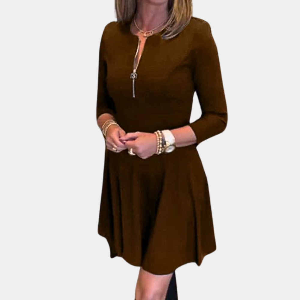 Bruine damesjurk met driekwart mouwen en ritssluiting, elegante casual stijl, perfect voor herfstmode. Accessoires: armbanden en horloge.