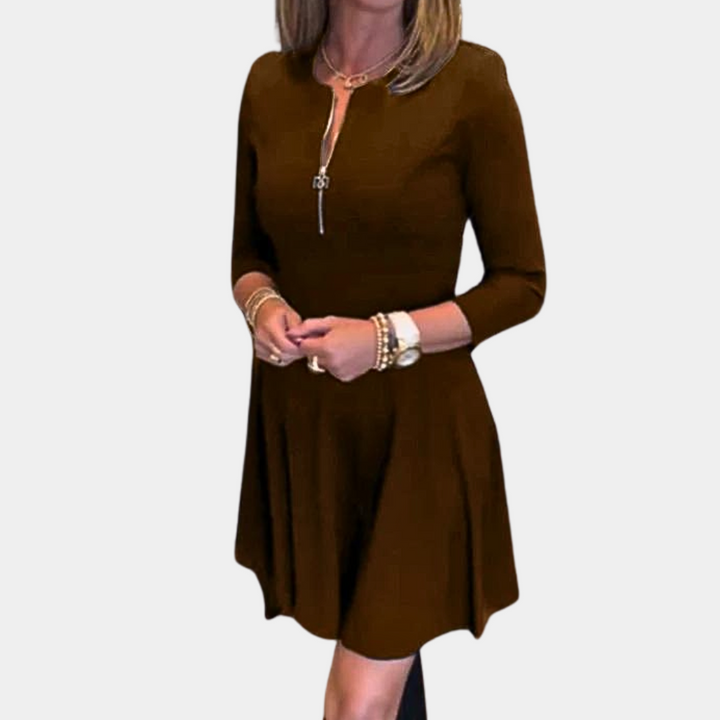 Bruine damesjurk met driekwart mouwen en ritssluiting, elegante casual stijl, perfect voor herfstmode. Accessoires: armbanden en horloge.