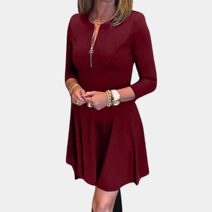 Rode damesjurk met driekwart mouwen en ritssluiting, elegante avondkleding, geschikt voor feestjes en formele gelegenheden.