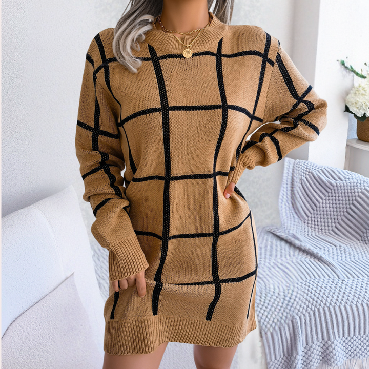 Vrouw in khaki geruite trui jurk, comfortabele herfstmode, casual stijl, lange mouwen, geschikt voor dagelijks gebruik, trendy dameskleding.
