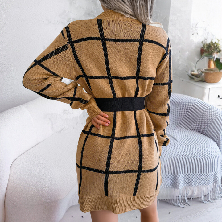 Khaki geruite damestrui met zwarte lijnen, lange mouwen en riem, perfect voor herfstmode. Comfortabele en stijlvolle outfit voor dagelijks gebruik.