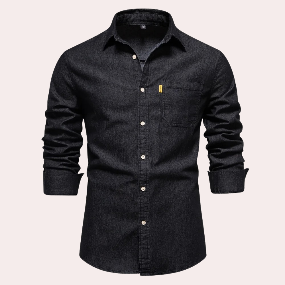 Zwarte denim overhemd met lange mouwen, knoopsluiting en borstzak. Stijlvol en veelzijdig voor casual en formele gelegenheden.