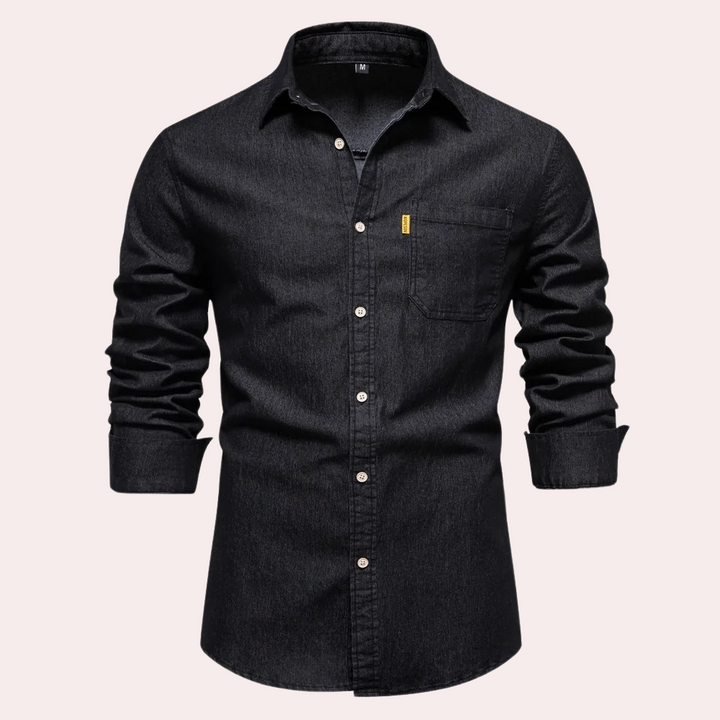Zwarte denim overhemd met lange mouwen, knoopsluiting en borstzak. Stijlvol en veelzijdig voor casual en formele gelegenheden.