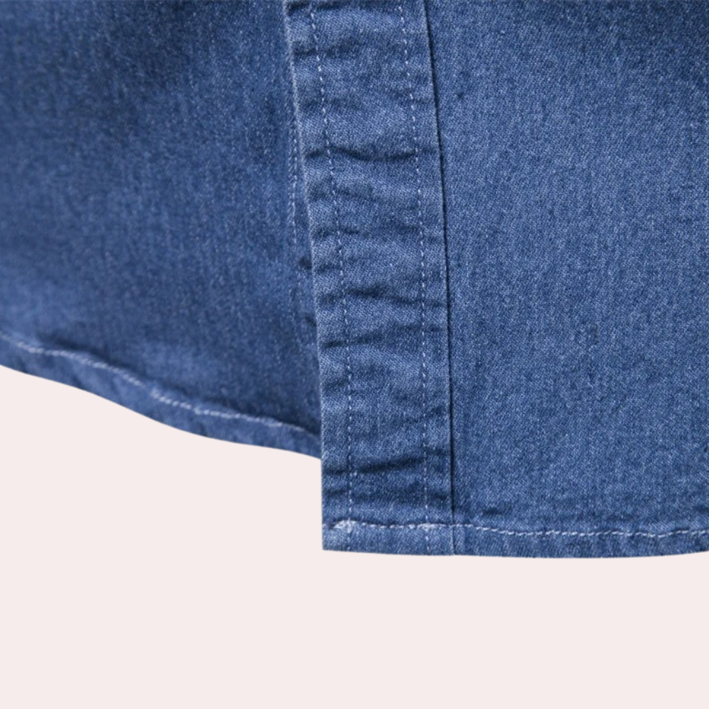 Blauwe denim stof close-up met zichtbare stiksels, ideaal voor modeontwerp en textielproductie. Hoogwaardige jeansstof textuur.