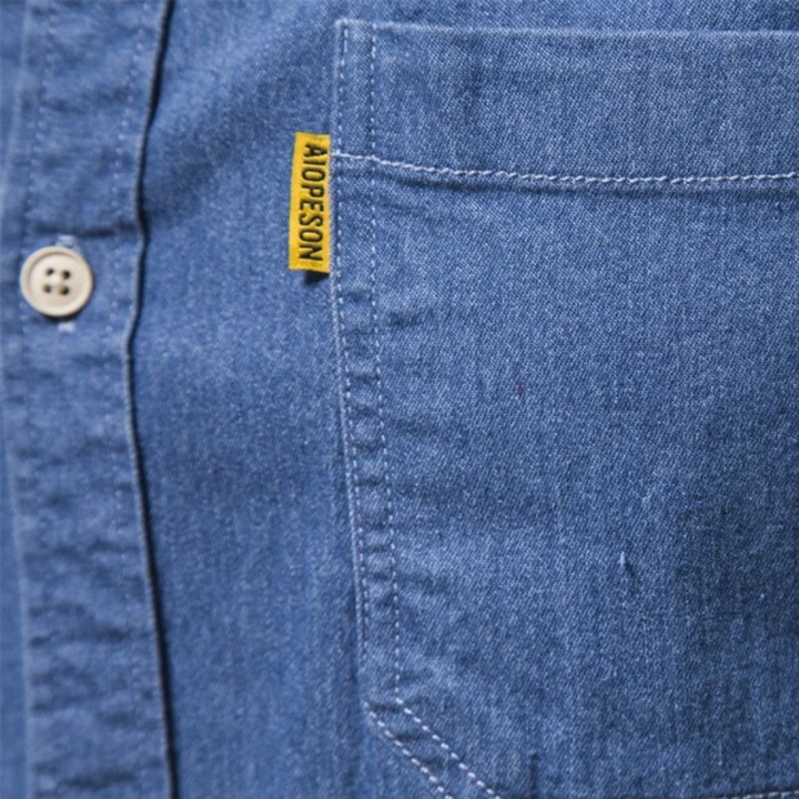 Blauwe denim overhemd met borstzak en knopen, merklabel "Aopeson" zichtbaar. Casual herenmode, stijlvolle spijkerstof, trendy kleding.