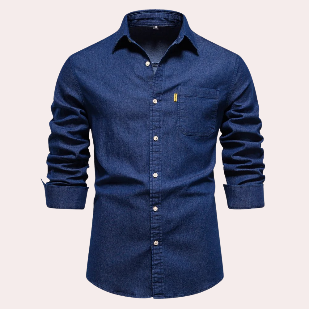 Donkerblauw denim overhemd voor heren met lange mouwen, borstzak en knoopsluiting. Stijlvol en casual, perfect voor elke gelegenheid.