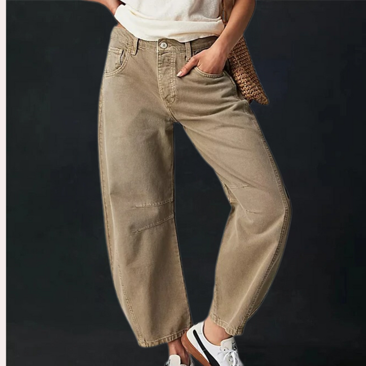 Donkergroene cargobroek voor dames, casual pasvorm, hoge taille, met zakken. Perfect voor modieuze, comfortabele streetwear-stijlen.