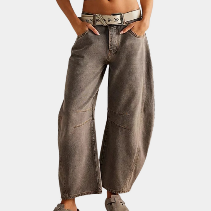 Grijze wijde jeans met hoge taille, gedragen door model. Trendy damesmode, casual stijl, comfortabele pasvorm, ideaal voor dagelijks gebruik.
