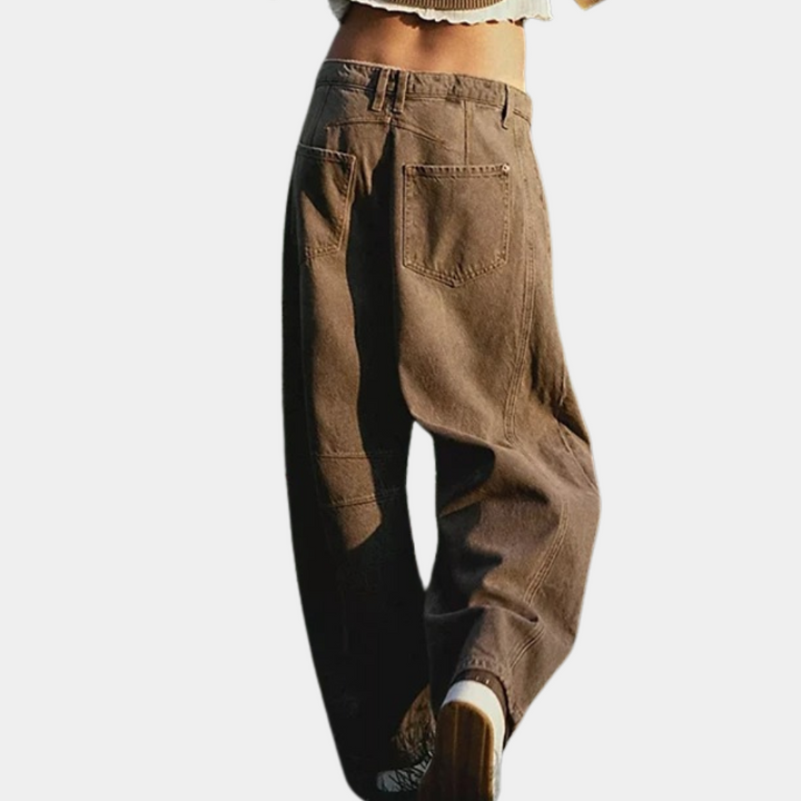 Grijze damesbroek met wijde pijpen, hoge taille en zakken, casual streetwear stijl. Comfortabele pasvorm, trendy mode voor dagelijks gebruik.