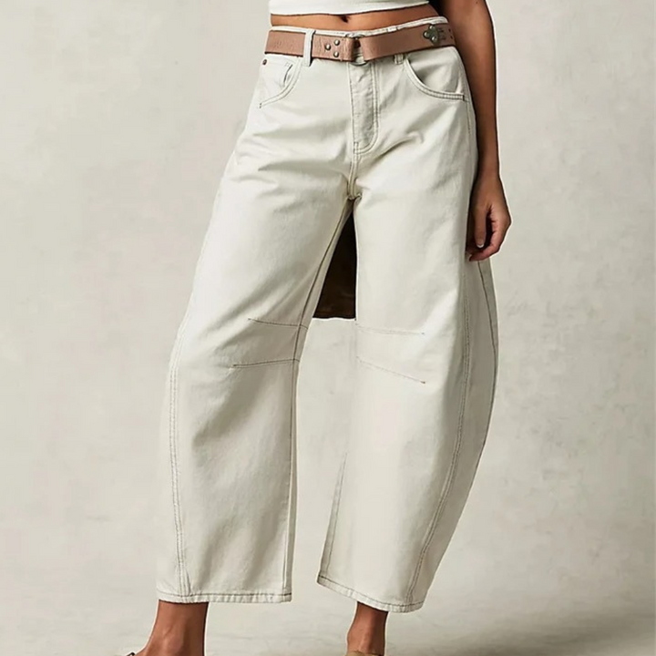 Witte wijde damesbroek met bruine riem, modieuze casual stijl, hoge taille, geschikt voor dagelijks gebruik, trendy kleding voor vrouwen.