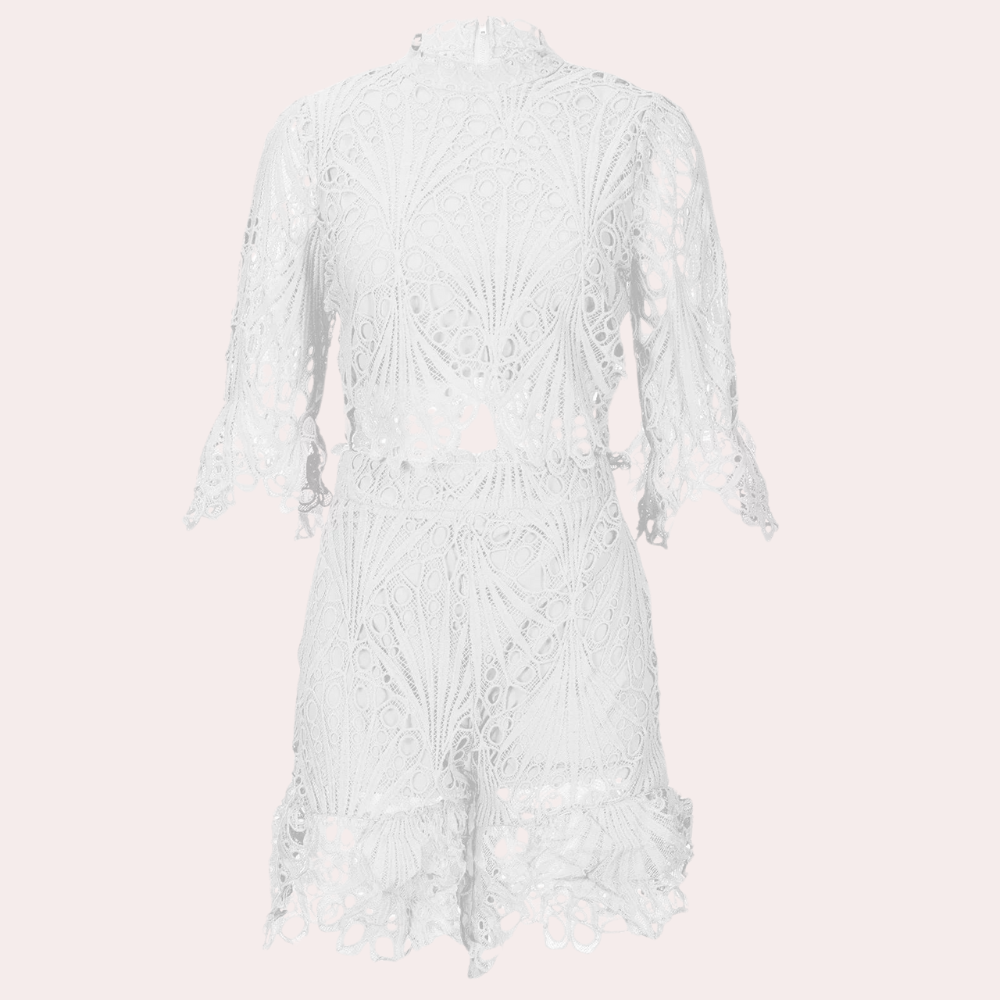 Witte kanten jumpsuit met korte mouwen en gedetailleerd patroon, elegante zomermode voor dames, perfect voor chique gelegenheden en casual stijl.