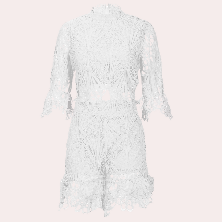 Witte kanten jumpsuit met korte mouwen en gedetailleerd patroon, elegante zomermode voor dames, perfect voor chique gelegenheden en casual stijl.