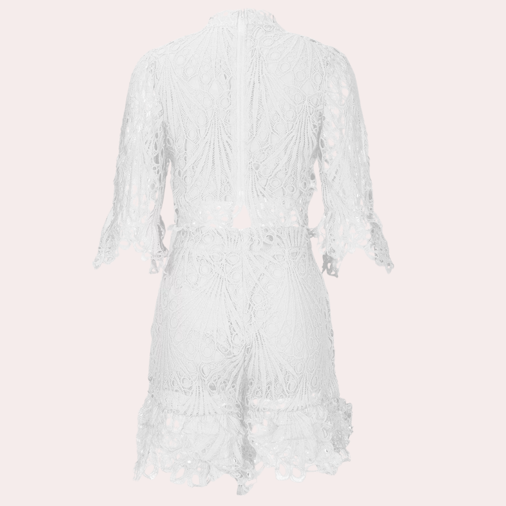 Witte kanten jumpsuit met korte mouwen en gedetailleerd patroon, elegante zomermode voor dames, perfect voor feestelijke gelegenheden.