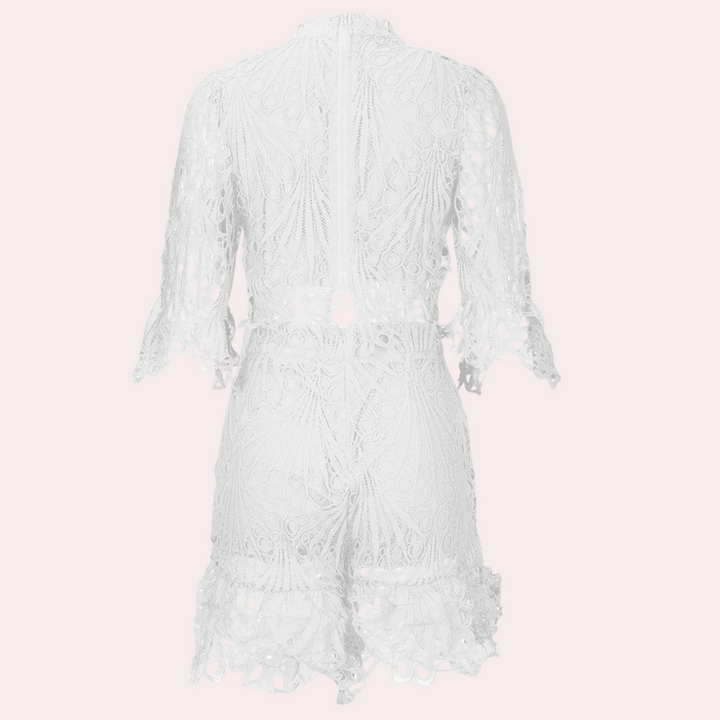 Witte kanten jumpsuit met korte mouwen en gedetailleerd patroon, elegante zomermode voor dames, perfect voor feestelijke gelegenheden.