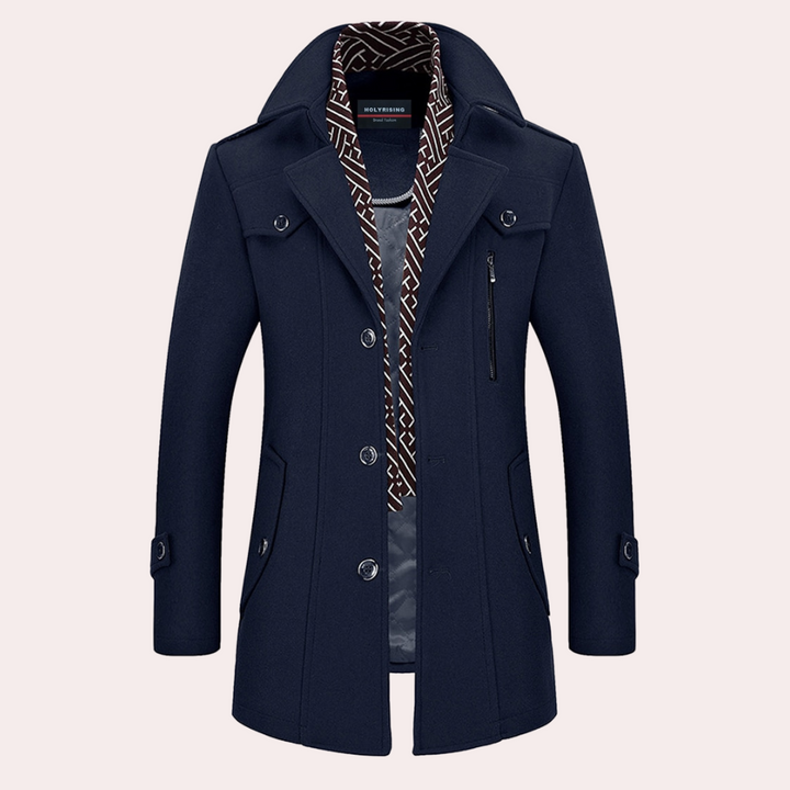 Donkerblauwe herenjas met knopen, opstaande kraag en stijlvolle binnenvoering. Perfect voor wintermode en herenkleding trends.