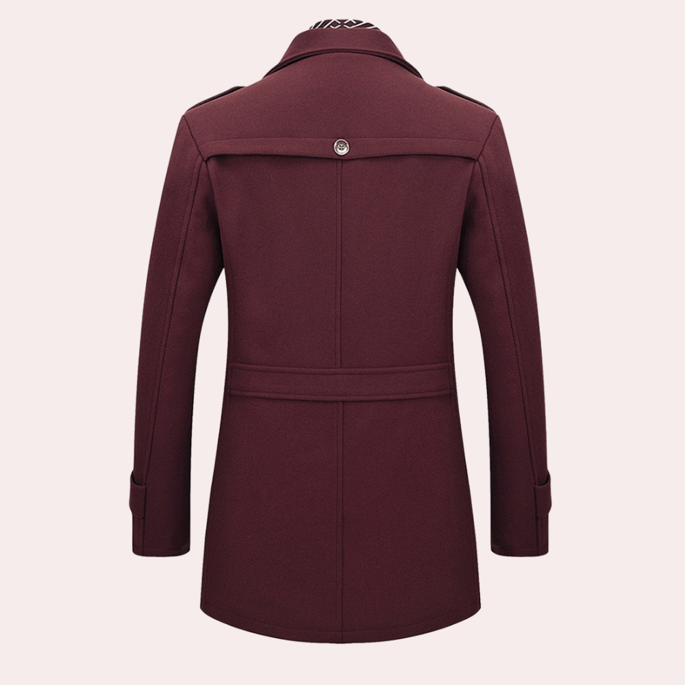 Wijnrode herenjas, achteraanzicht, met knoopsluiting en schouderdetails. Stijlvolle winterjas voor heren, ideaal voor formele en casual gelegenheden.