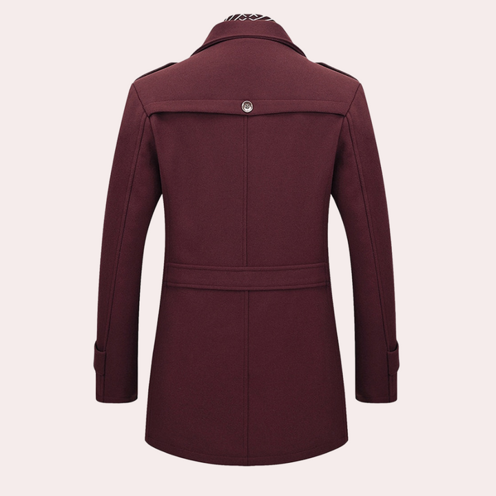 Wijnrode herenjas, achteraanzicht, met knoopsluiting en schouderdetails. Stijlvolle winterjas voor heren, ideaal voor formele en casual gelegenheden.