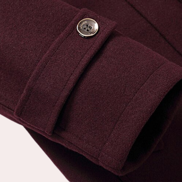 Bordeauxrode wollen jas met knoopdetail, elegante wintermode, warme damesjas, hoogwaardige stof, stijlvolle kleding voor koud weer.