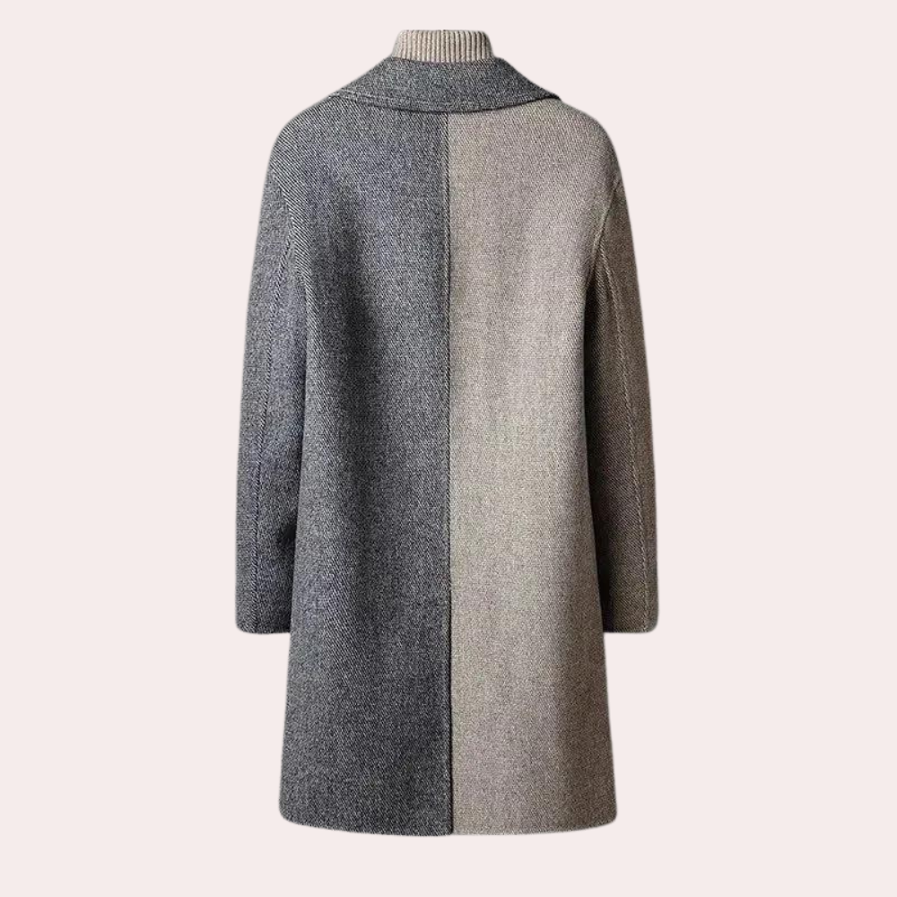 Grijze en beige wollen jas, tweekleurig ontwerp, lange mouwen, stijlvolle wintermode, unisex, minimalistisch, achteraanzicht.
