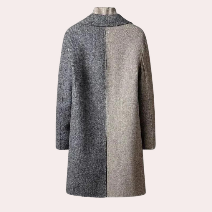 Grijze en beige wollen jas, tweekleurig ontwerp, lange mouwen, stijlvolle wintermode, unisex, minimalistisch, achteraanzicht.