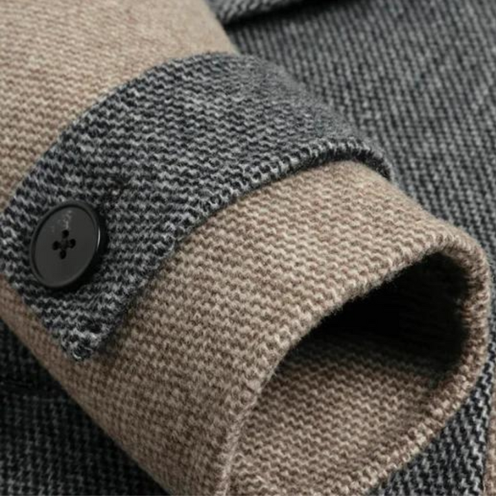 Grijze wollen jas met knoopdetail, close-up van mouw en textuur. Stijlvolle herenkleding, hoogwaardige stof, modieuze winterjas.