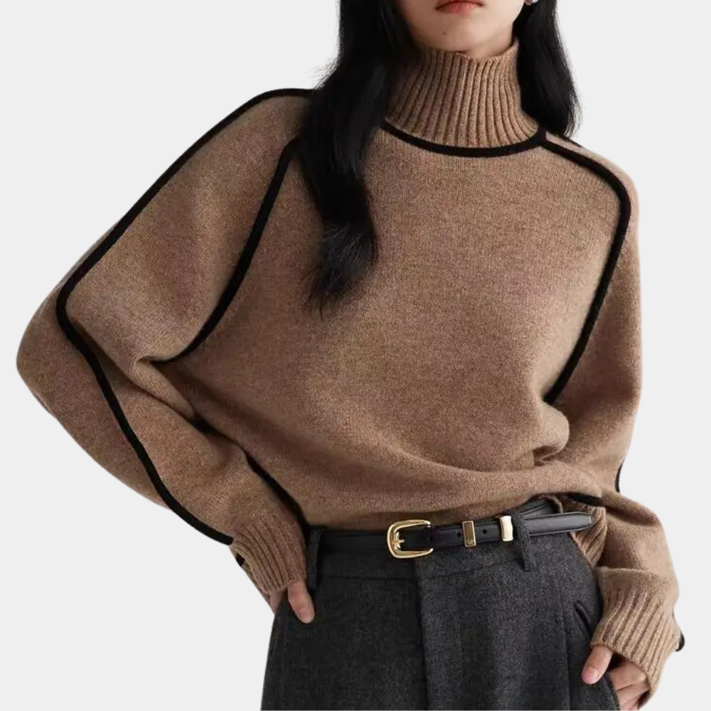 Vrouw in bruine coltrui met zwarte accenten, gecombineerd met grijze broek en riem. Modieuze herfstkleding, stijlvolle damesmode.