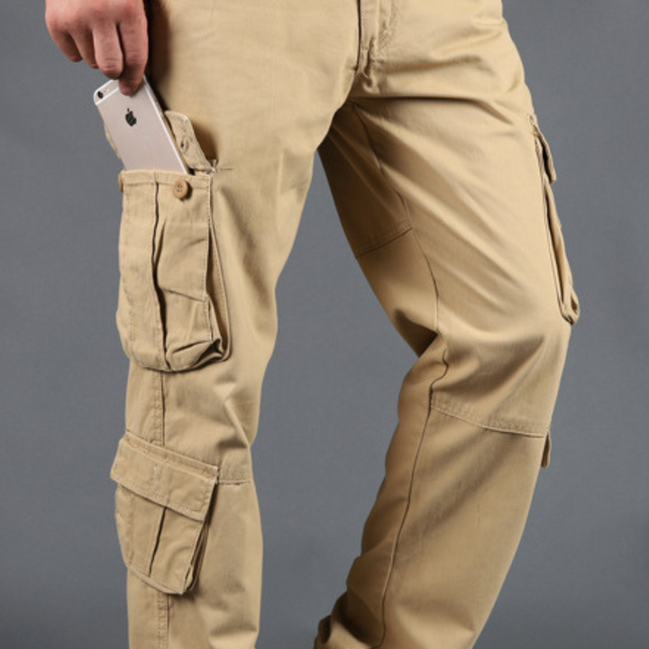 Khaki cargobroek met meerdere zakken, ideaal voor outdoor activiteiten. Comfortabele pasvorm, duurzaam materiaal. Perfect voor avontuurlijke mannen.