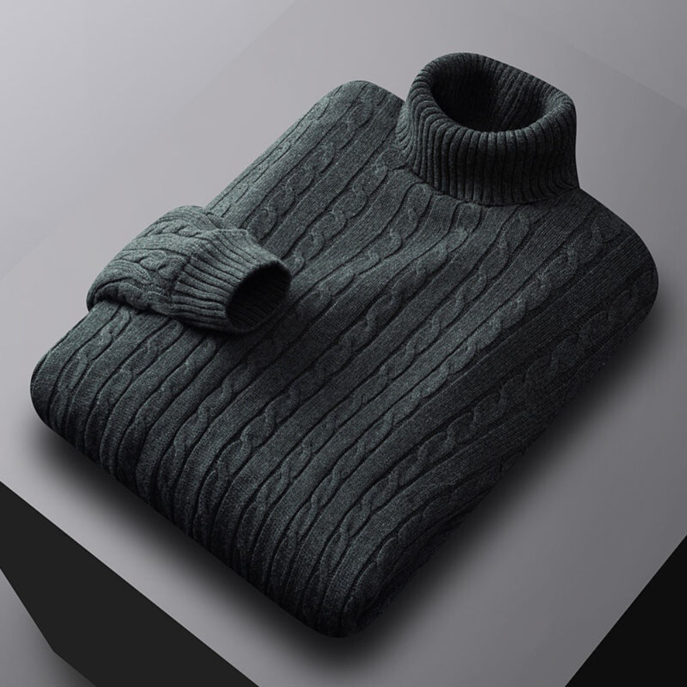 Donkergrijze coltrui met kabelpatroon, opgevouwen op een minimalistische achtergrond. Stijlvolle herentrui, warme wintermode, hoogwaardige wol.