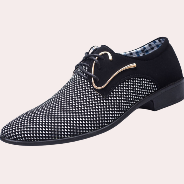 Zwart-witte herenschoen met veters, geruit patroon en gouden details. Stijlvolle leren schoen voor formele gelegenheden.