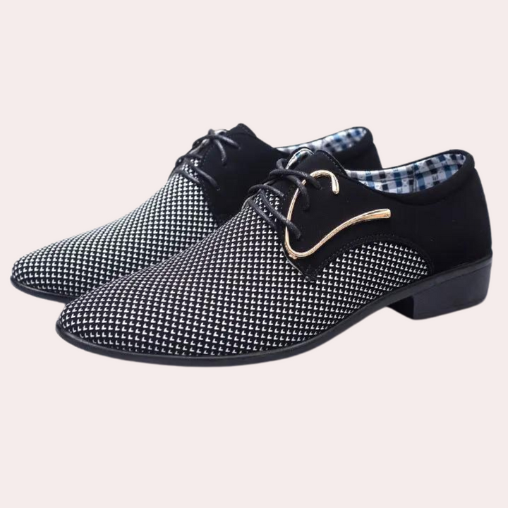 Zwart-witte herenschoenen met veters, geruit patroon en gouden details. Stijlvolle formele schoenen voor heren, perfect voor zakelijke gelegenheden.