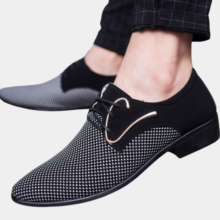 Zwart-witte herenschoenen met veters, modern design, geschikt voor formele gelegenheden. Stijlvolle leren schoenen voor herenmode.