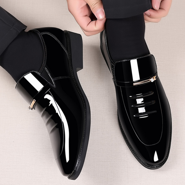 Zwarte leren herenschoenen, glanzend lakleer, formele stijl, met gespdetail. Perfect voor zakelijke en formele gelegenheden. Elegante herenschoenen.