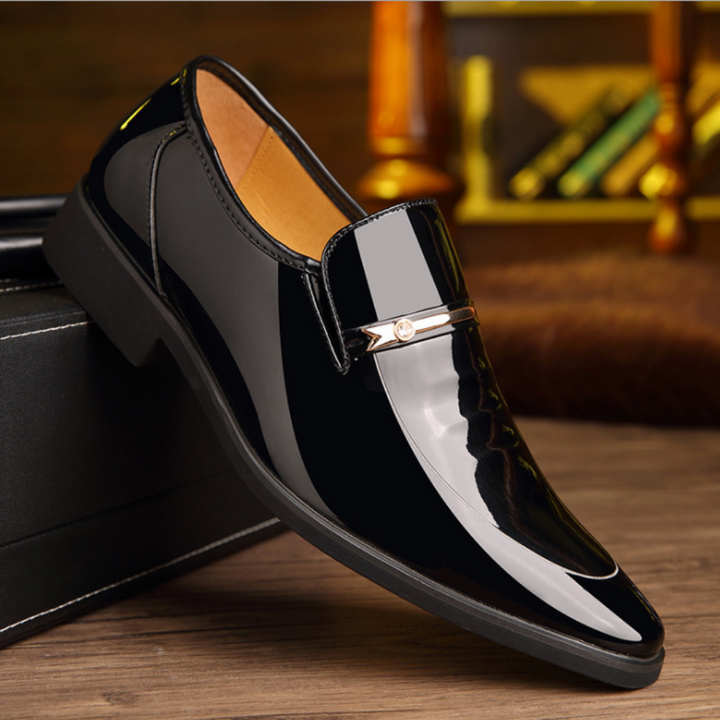 Glanzende zwarte leren herenschoen met gesp, stijlvolle formele loafer op zwarte doos, luxe design, perfect voor zakelijke en formele gelegenheden.