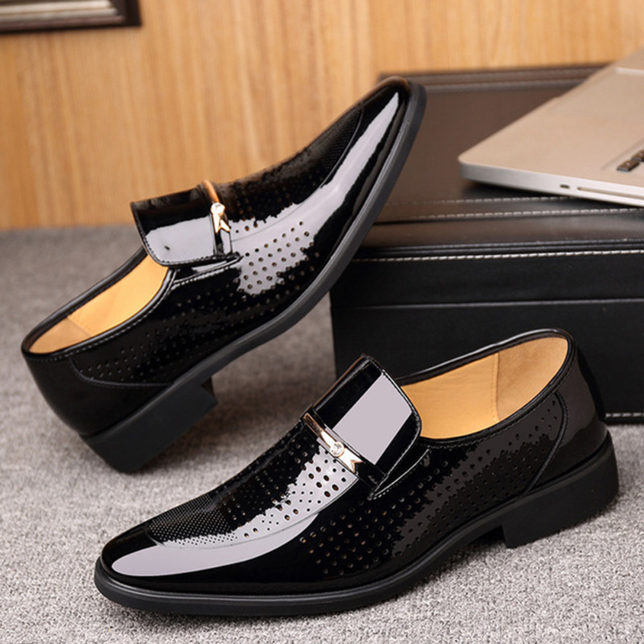 Zwarte leren herenschoenen met glanzende afwerking en perforatiedetails, ideaal voor formele gelegenheden. Stijlvolle en elegante herenschoenen.