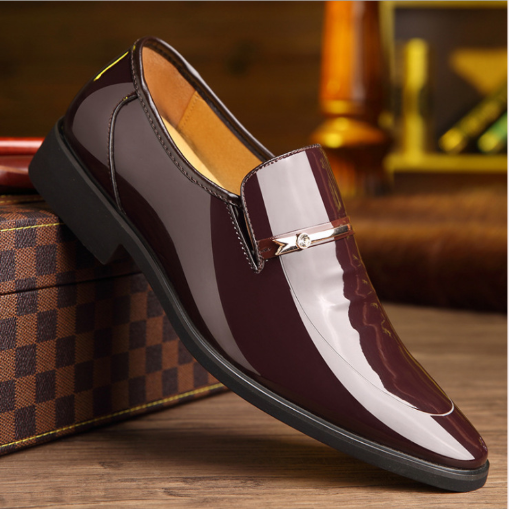 Bruine leren herenschoen met glanzende afwerking, stijlvolle gesp en luxe uitstraling, perfect voor formele gelegenheden en zakelijke outfits.