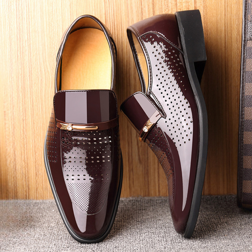 Bruine leren herenschoenen met glanzende afwerking en perforatiedetails, stijlvolle instappers voor formele gelegenheden, comfortabele pasvorm.