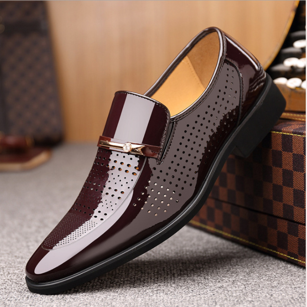 Glanzende bruine herenschoen met perforaties en decoratieve gesp, stijlvolle leren instapper, ideaal voor formele gelegenheden en zakelijke outfits.