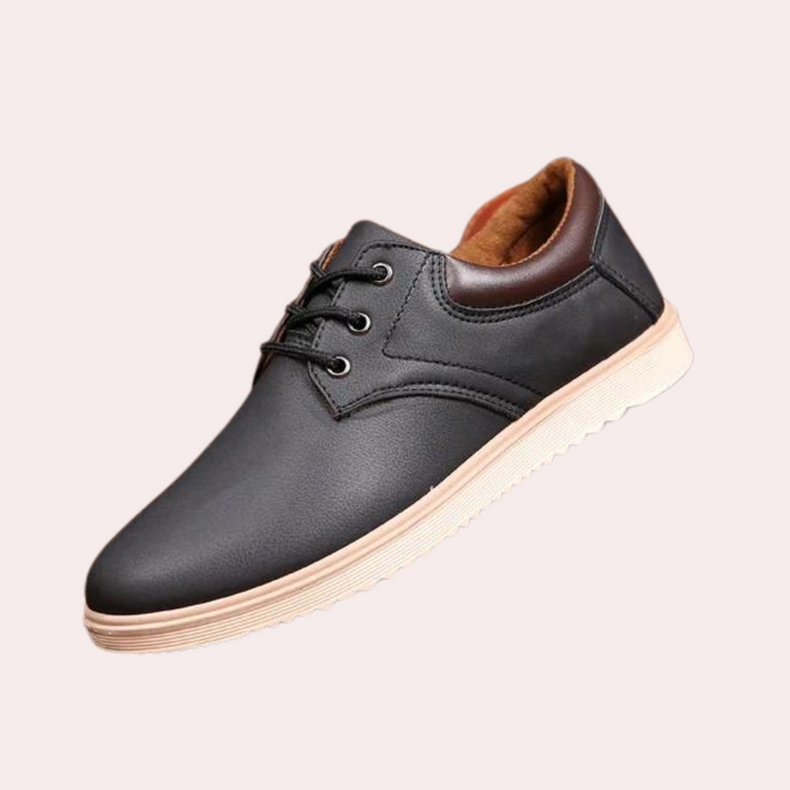 Zwarte leren herenschoen met veters, comfortabele witte zool, casual stijl. Perfect voor dagelijks gebruik. Hoogwaardige kwaliteit.